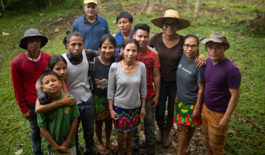 Eine Gruppe Menschen im Regenwald