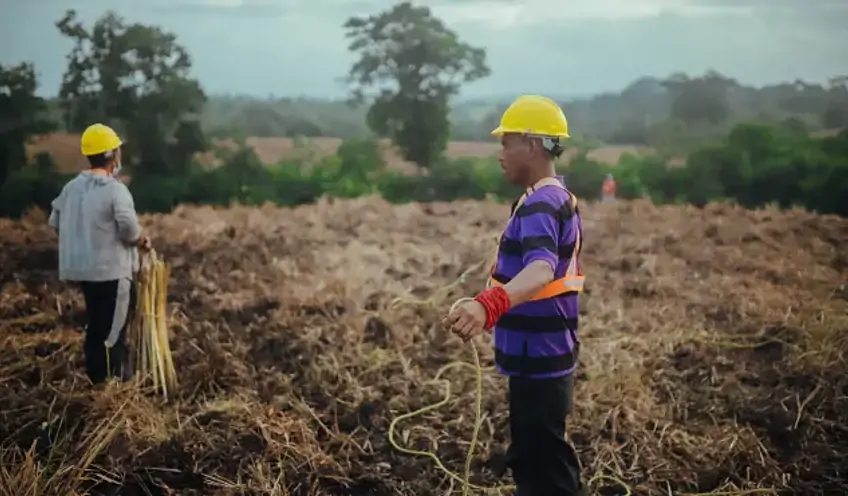 Arbeiter:innen auf dem Feld in der Sonne