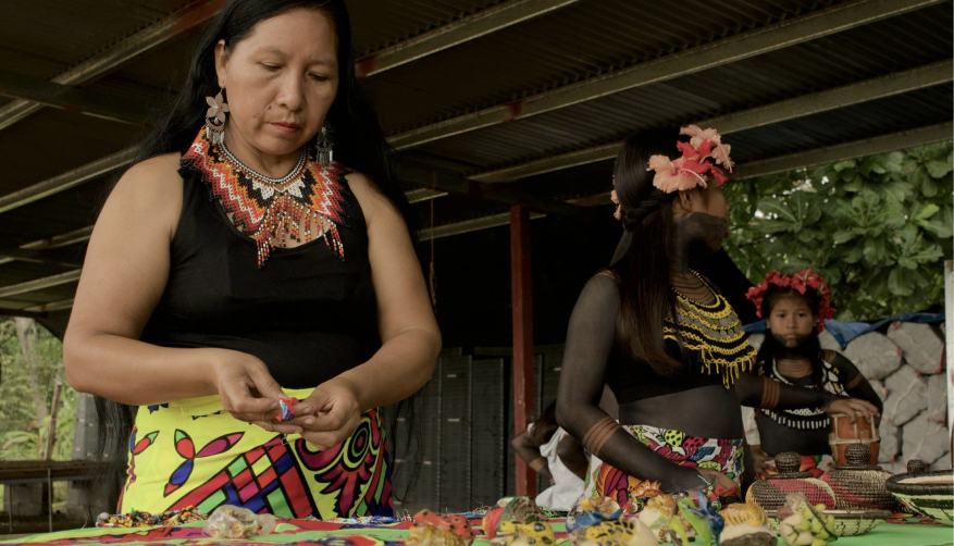 Drei Frauen der indigenen Gruppe der Emberá arbeiten zusammen