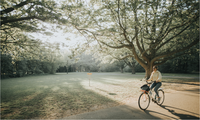 Eine Frau fährt Fahrrad