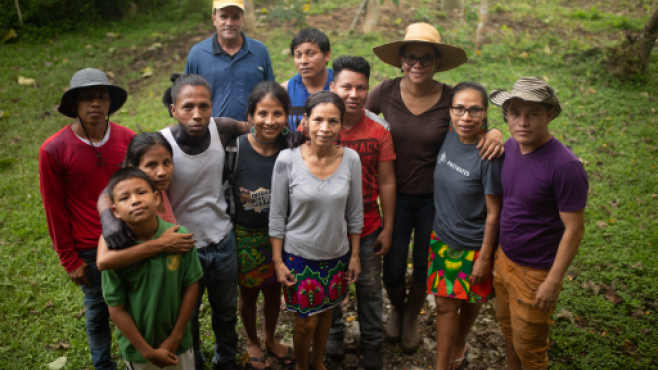 Eine Gruppe Menschen im Regenwald