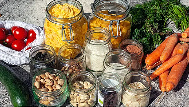 Ein unverpackter Einkauf in Glasbehältern um Verpackungsmüll zu reduzieren